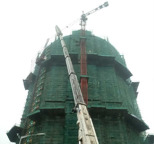 杭州市吊车在工地上作业